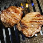 厳選焼肉 一石三鳥 - 厚切り上タン塩