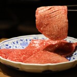 厳選焼肉 一石三鳥 - 厚切り上タン塩