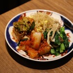 厳選焼肉 一石三鳥 - ナムル盛り合わせ＆キムチ盛り合わせ