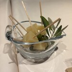 ドニズ バー - 燻製たくあんと小豆島の新漬けオリーブのピンチョス