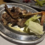 ぴかでり屋 - 骨付鳥（親）食べやすいようにカットしてもらいました