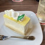 高倉町珈琲 - 料理写真:レモンチーズケーキ(650円)とハイボール(550円)