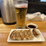 昇龍軒 - ギョーザ650円と生ビール650円