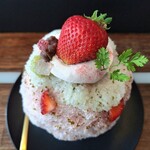 HAPPY MOMENT PETITE - トップに大きないちごがどーん！