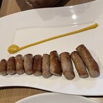 ルーマニア料理 ラミハイ - 店内で燻製した自家製ソーセージ