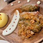 ルーマニア料理 ラミハイ - ロールキャベツ　ママリガ、マッシュドポテト添え