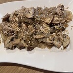 ルーマニア料理 ラミハイ - 豚肩ロースのサワークリームチーズときのこ
あえ