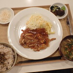 トーコーキッチン - トンテキ赤ワインソース 副菜二品、豚汁 ご飯