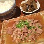 焼とり 南風 - 本日の南風賄い☆

大根おろしと豚肉の生姜焼き☆小鉢と味噌汁付き☆

豚肉とおろしと生姜と特性のタレ、食欲をそそるこのカルテットは嫌が応にも白米がすすみます٩(๑òωó๑)۶

その賄いが食べたくて…ってのもお手伝いさせてもらってる一つの理由です(笑)