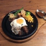 グリル アラベル 名古屋分店 - 国産黒毛和牛ハンバーグ：ビッグ（300g）＋目玉焼きをデミグラスソースで