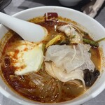 七宝麻辣湯 NAMBAなんなん店 - 初回でモツァレラサービスしてもらいました。白キクラゲや豚肉などトッピング。普通の春雨で1.5辛。