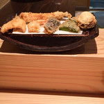 Shioya - ランチ、定食 ¥1,000。撮る前に、海老一匹食べちゃいました！海老が出た後、ランチは割り切ってまとめて出ます。