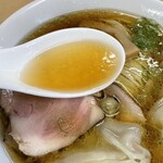 中華そば よしかわ - 鶏ガラと鶏油の極上醤油スープは絶品