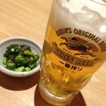 八丈島料理 八丈丸 - 生ビール(中)と本日のお通し(オクラと枝豆の和え物)