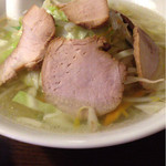 噛めば噛むほど味あるチャーシューのせたクリスタルタンメンw