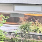 名前のないラーメン屋 - よーく見ると、ラーメンを食べている人が見える