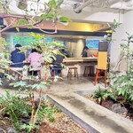 名前のないラーメン屋 - 店内に入って左の世界
      リゾートホテルのプールサイドバーみたいだ。