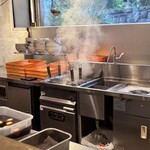 名前のないラーメン屋 - 厨房の様子。右側にはつけ麺用の水切りマシーンが