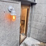 名前のないラーメン屋 - 階段を降りて行った先にある入り口