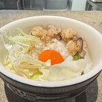 名前のないラーメン屋 - もつ丼
                                卵がピカピカだ‼️