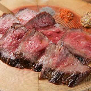 独自製法で熟成させた旨みたっぷり厳選和牛の炭火焼き♪