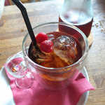 カフェ エ バール ドゥー - 紅茶のサングリア。中のフルーツをすくい出すのも、また楽しい