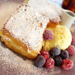 カフェ エ バール ドゥー - 中はオムレツのように、ほんわか柔らかいフレンチトーストです