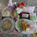 オーマイキッチンこも - 店頭の食品サンプルと貰ったタオルハンカチ