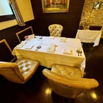 Ristorante IL PRINCIPE - 案内されたのは、窓側の４人掛けのテーブル席。自然光がやさしく差し込む店内は、春の訪れを感じさせる穏やかな空気が流れ、家族の会話にも自然と笑みがこぼれます。