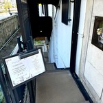 Ristorante IL PRINCIPE - ビルの階段を降りた先に現れるのは、都会の喧騒を忘れさせてくれる静謐な空間。まるでヨーロッパの邸宅のような、洗練されたインテリアと心地よい照明に包まれて、訪れる人々を優雅なひとときへと誘います。