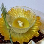 Ristorante IL PRINCIPE - ・白いんげん豆のパンナコッタは、ほのかに甘くコクのある豆の旨みを感じ、新茶オイルの香りがふわりと広がります。中央にあしらわれたギリシャ産フェタチーズの塩味が絶妙なアクセント。