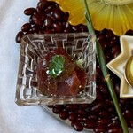 Ristorante IL PRINCIPE - ・旬魚のクルディテは、和歌山のケンケン釣りで獲れた鮮度抜群のカツオをカルパッチョ仕立てに。セロリとディルの清涼感あるサラダに、ホワイトバルサミコと出汁のジュレが優しく寄り添います。カツオのもっちりとした食感が口の中で心地よくほどけていきます。