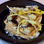 Ristorante IL PRINCIPE - ◆国産うなぎのクロストーネ トスカーナパンの上に、真ふぐ白子のペーストと愛知県産うなぎが贅沢に重なり、赤ワインとバルサミコのソースが全体をまとめます。スモーク香を添えるのは、オリーブや桜の木などを使った香りの演出。手に持って食べるスタイルも楽しく、うなぎ好きの私にとっては至福の一品です。