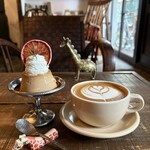カフェ こぼれび - 『平飼い卵の紅茶プリン¥715』 『Cafe Latte¥715』