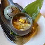 Ristorante IL PRINCIPE - ◆4月のフラン 平貝の殻の上に器をのせた茶碗蒸し風の一品。旬魚の焼き目の香ばしさ、春椎茸と宇陀金春ごぼうの滋味深い風味が溶け合い、マイヤーレモンの酸味が華やかに全体を引き締めてくれます。鯛の皮目のパリッとした焼き加減も素晴らしく、貝柱の甘みとともに、静かな感動が広がります。