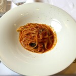 Ristorante IL PRINCIPE - ◆メッツェ　リングイネ ポンマローラ（トマトソース）にシチリア産オレガノの香りがふわりと乗り、楕円形のリングイネがソースと絶妙に絡み合います。オレガノが枝からこぼれ落ちる瞬間の香りに心奪われ、まるで地中海を旅しているような気分に。