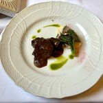 Ristorante IL PRINCIPE - ◆国産牛の黒胡椒煮込み しっとりと煮込まれた牛肉は、柔らかくコクがあり、桜葉塩漬けで包まれたアジア―ゴチーズと奈良の古都華いちごが芳醇な風味を添えます。天然クレソンのオイルや、カシューナッツのキャラメリゼが味わいに奥行きを与え、春らしい華やかなひと皿です。