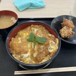 九州 鳥若丸 - 鳥カツ親子丼、ご飯大盛り、唐揚げ味噌汁セット(¥1408)