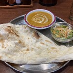 カラス - チキンコルマ・甘口(¥1012) - ココナッツミルクが入ったマイルドなカレーで、鶏肉も入っています。大きなナンも食べ応えあって美味しかったです