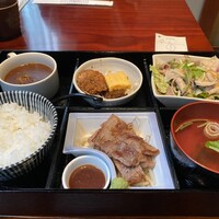 割烹 田一 - 4品(カルビ焼肉、鶏天〜丼タレ味〜、カレー、豚しゃぶサラダ)1,100円