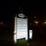 Nico's Pier 38 - この看板の所に広い駐車スペース有り