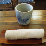 味処 佐とう - 席につくとおしぼりとお茶