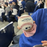 リストランテ ペガソ - 試合前にDodgersのロハスが観客に投げ入れた公式球を、娘婿がナイスキャッチ（写真は可愛い孫の手♡）