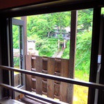 本家伴久 - 部屋（國時）の半露天風呂から「かずら橋」を望む(2014.Aug)