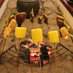 本家伴久 - 湯西川名物落人焼き（囲炉裏）：一升べら、鮎塩焼き、とうもろこし、厚揚げ、鮎塩焼き (2014.Aug)