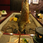 本家伴久 - 目の前の囲炉裏で地元産の鮎の塩焼きをいただく (2014.Aug)