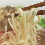 オキナワ　カフェ - ソーキそばのソバは蕎麦粉は無し。小麦粉だけ使いでかため。持ち上げ♪