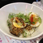 ロックンビリーS1 - 肉たまご丼（300円）