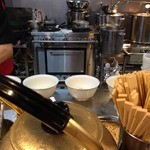 ロックンビリーS1 - カウンター席（店主の調理が丸見え・水セルフ）