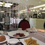 圆苑酒家 - お店は上海のホテルの中にある支店なんでガラスや鏡を多用してとっても現代的な造りになってます。 
            